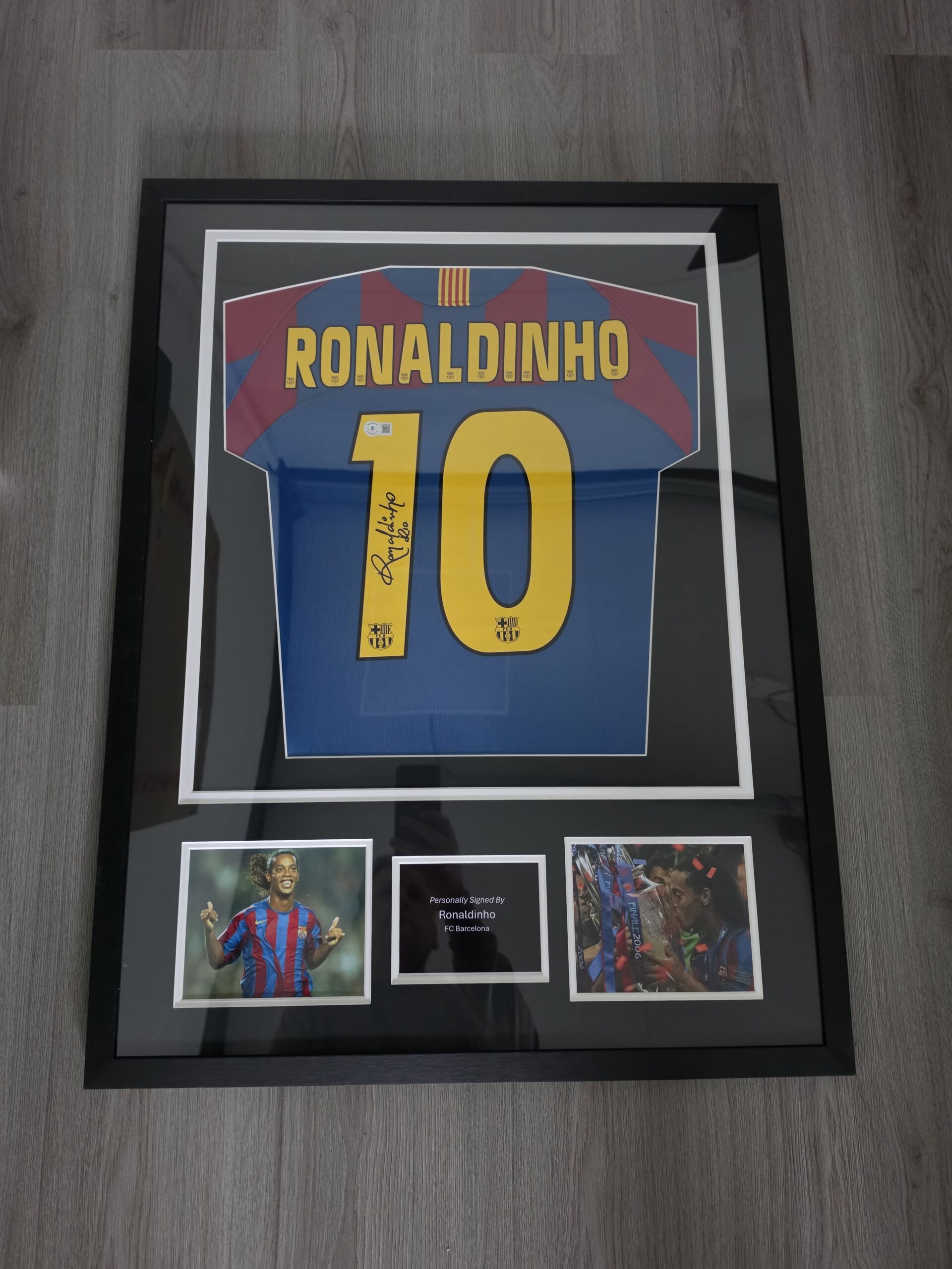 Gesigneerd Ronaldinho FC Barcelona Shirt #10 – Ingelijst & Beckett Gecertificeerd